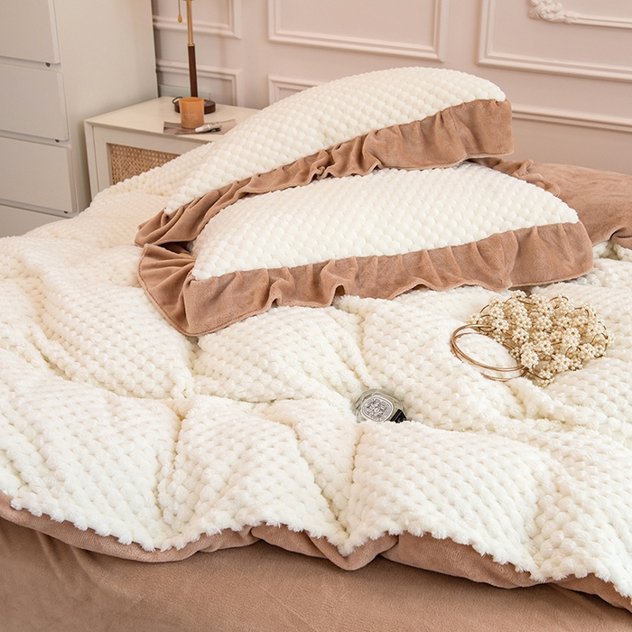 91家纺网 家纺一手货源 找家纺 摩妮卡 2025新款提花豆豆绒卡通印花牛奶绒四件套 奶白咖