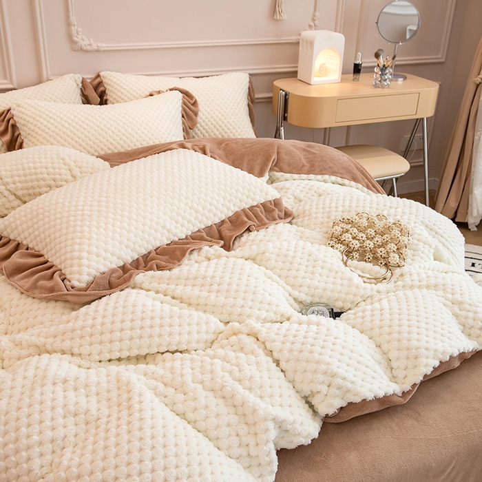 91家纺网 家纺一手货源 找家纺 摩妮卡 2025新款提花豆豆绒卡通印花牛奶绒四件套 奶白咖