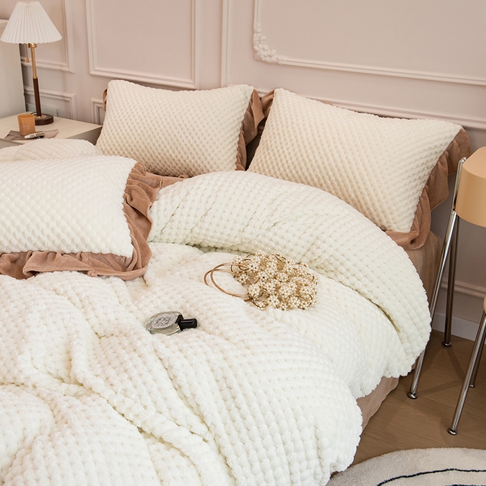 91家纺网 家纺一手货源 找家纺 摩妮卡 2025新款提花豆豆绒卡通印花牛奶绒四件套 奶白咖