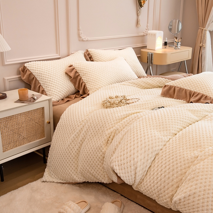 91家纺网 家纺一手货源 找家纺 摩妮卡 2025新款提花豆豆绒卡通印花牛奶绒四件套 奶白咖