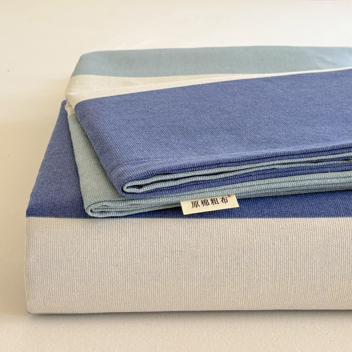 91家纺网 家纺一手货源 找家纺 青泽家纺 2025新款原棉标老粗布系列床单三件套 时尚蓝