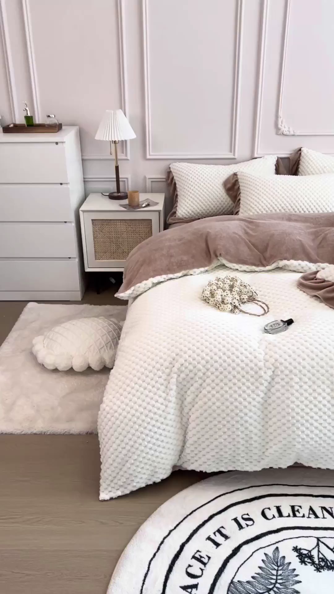 91家纺网 家纺一手货源 找家纺 摩妮卡 2025新款提花豆豆绒卡通印花牛奶绒四件套 奶白咖