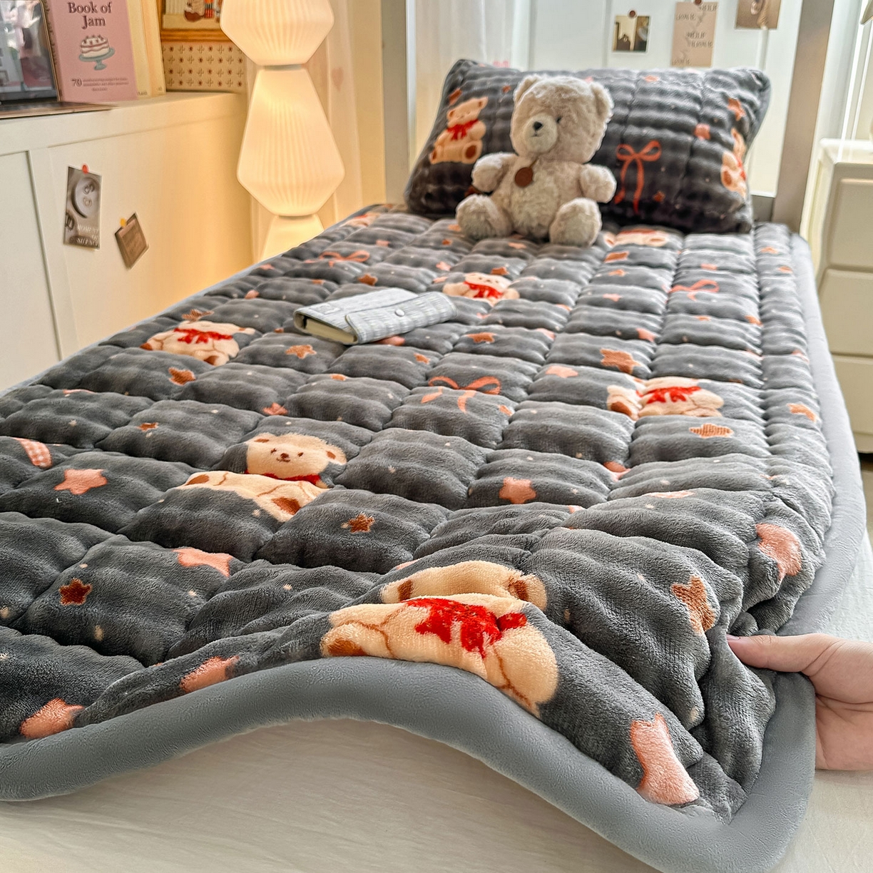 91家纺网 家纺一手货源 找家纺 眠势力 2025新款牛奶绒泡泡床褥加绒仿兔毛绒床褥子秋冬保暖珊瑚绒夹棉学生上下铺床护垫 星星小熊