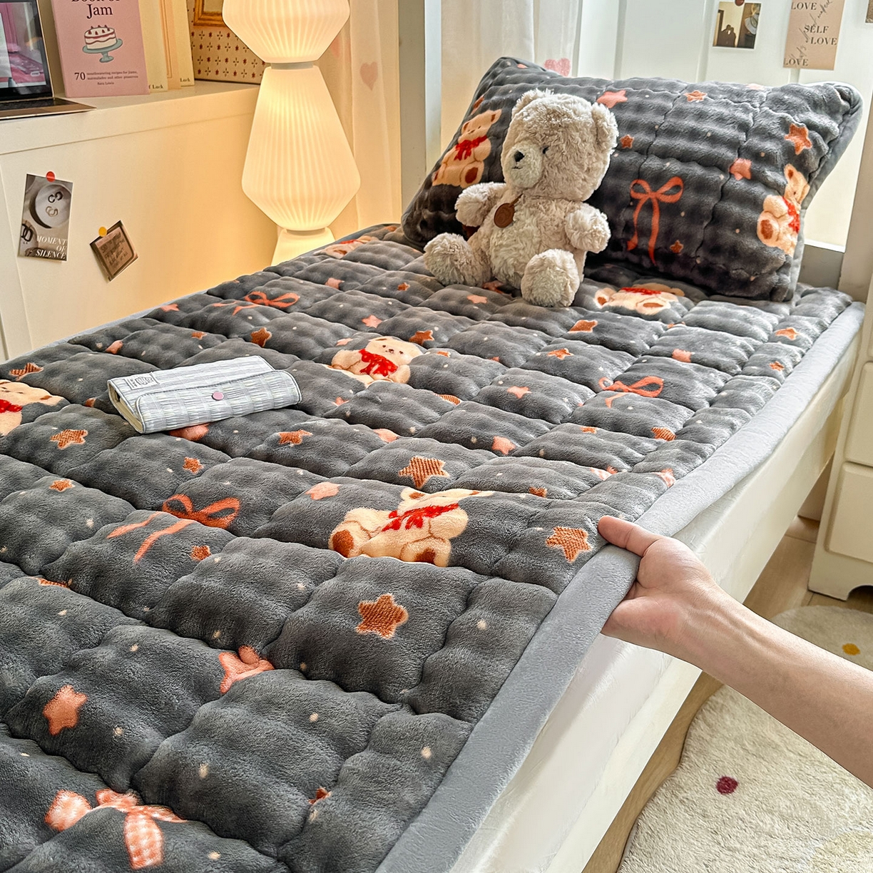 91家纺网 家纺一手货源 找家纺 眠势力 2025新款牛奶绒泡泡床褥加绒仿兔毛绒床褥子秋冬保暖珊瑚绒夹棉学生上下铺床护垫 星星小熊