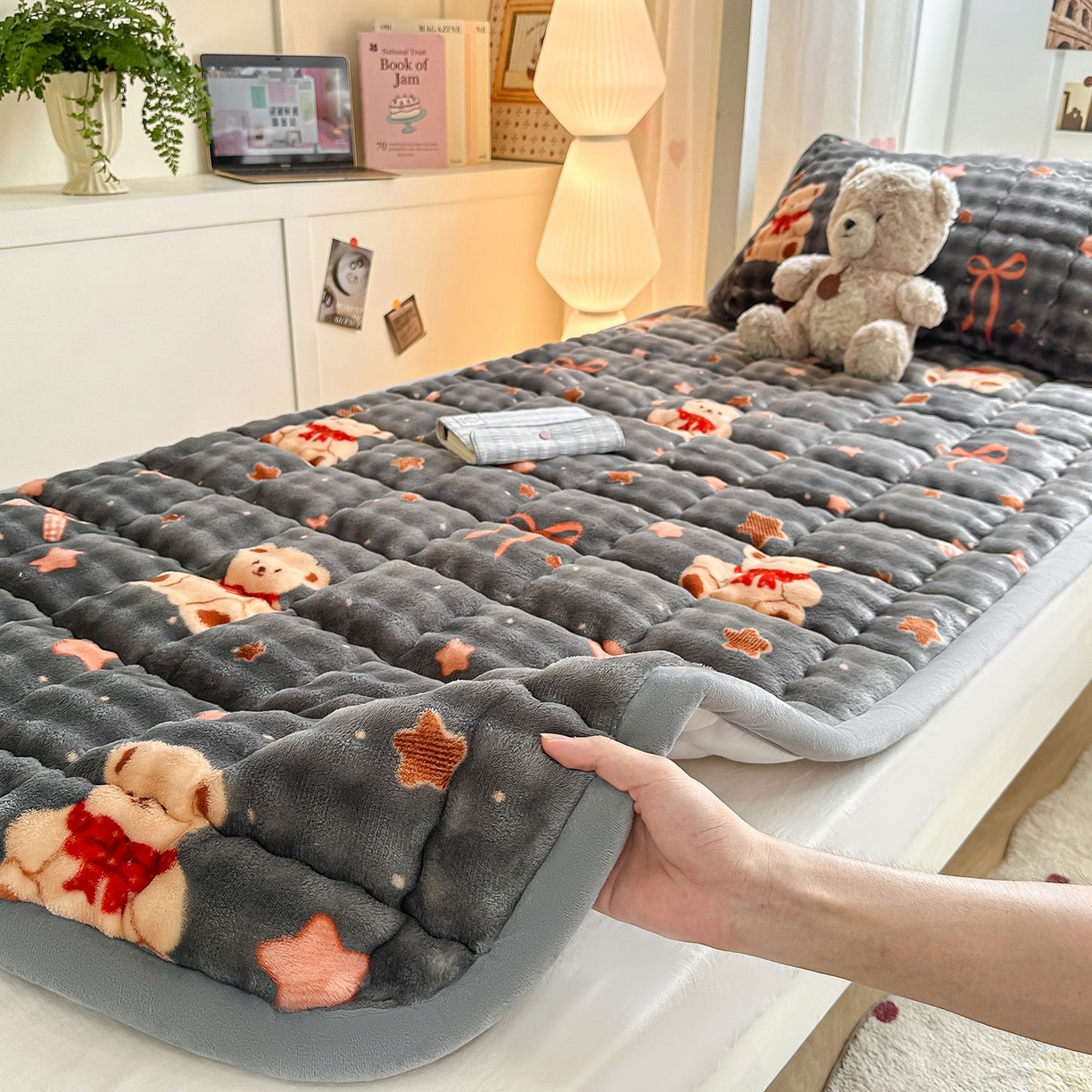 91家纺网 家纺一手货源 找家纺 眠势力 2025新款牛奶绒泡泡床褥加绒仿兔毛绒床褥子秋冬保暖珊瑚绒夹棉学生上下铺床护垫 星星小熊