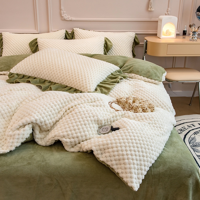 91家纺网 家纺一手货源 找家纺 摩妮卡 2025新款提花豆豆绒卡通印花牛奶绒四件套 奶白绿