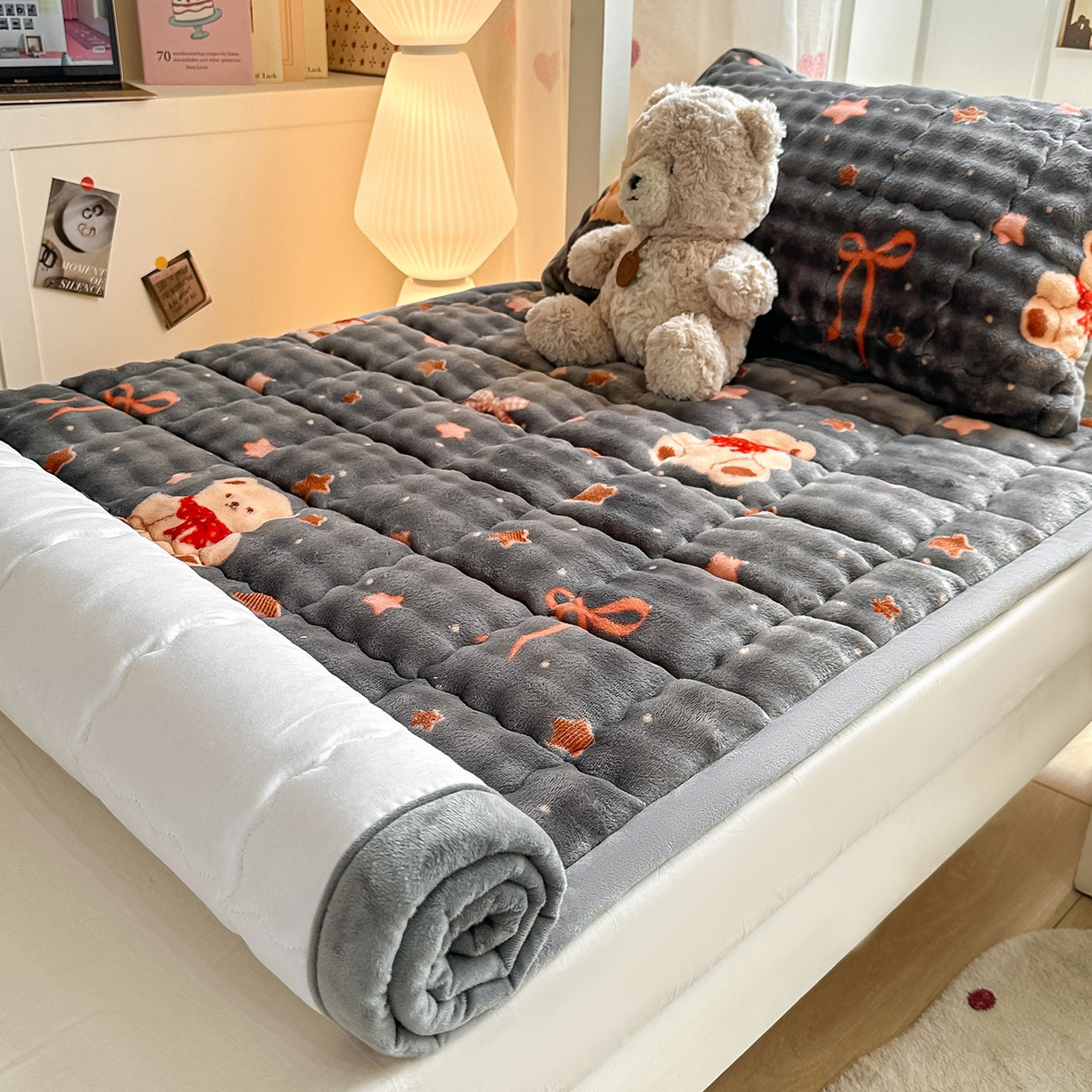 91家纺网 家纺一手货源 找家纺 眠势力 2025新款牛奶绒泡泡床褥加绒仿兔毛绒床褥子秋冬保暖珊瑚绒夹棉学生上下铺床护垫 星星小熊