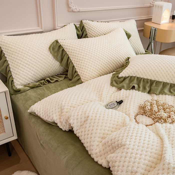 91家纺网 家纺一手货源 找家纺 摩妮卡 2025新款提花豆豆绒卡通印花牛奶绒四件套 奶白绿