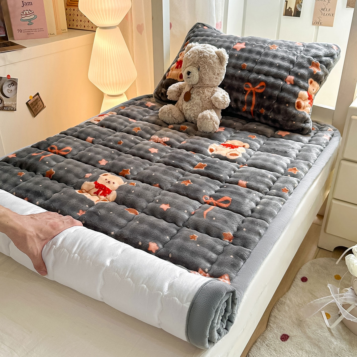 91家纺网 家纺一手货源 找家纺 眠势力 2025新款牛奶绒泡泡床褥加绒仿兔毛绒床褥子秋冬保暖珊瑚绒夹棉学生上下铺床护垫 星星小熊