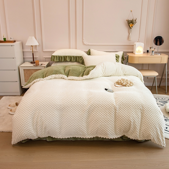 91家纺网 家纺一手货源 找家纺 摩妮卡 2025新款提花豆豆绒卡通印花牛奶绒四件套 奶白绿