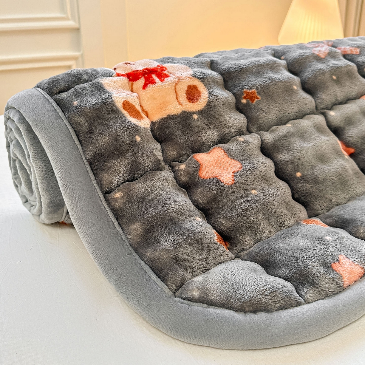 91家纺网 家纺一手货源 找家纺 眠势力 2025新款牛奶绒泡泡床褥加绒仿兔毛绒床褥子秋冬保暖珊瑚绒夹棉学生上下铺床护垫 星星小熊