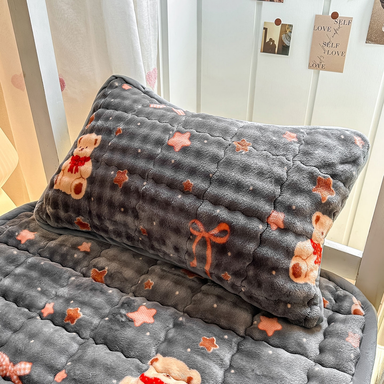 91家纺网 家纺一手货源 找家纺 眠势力 2025新款牛奶绒泡泡床褥加绒仿兔毛绒床褥子秋冬保暖珊瑚绒夹棉学生上下铺床护垫 星星小熊