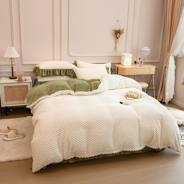 91家纺网 家纺一手货源 找家纺 摩妮卡 2025新款提花豆豆绒卡通印花牛奶绒四件套 奶白绿