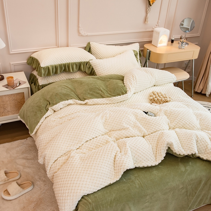 91家纺网 家纺一手货源 找家纺 摩妮卡 2025新款提花豆豆绒卡通印花牛奶绒四件套 奶白绿