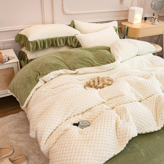 91家纺网 家纺一手货源 找家纺 摩妮卡 2025新款提花豆豆绒卡通印花牛奶绒四件套 奶白绿