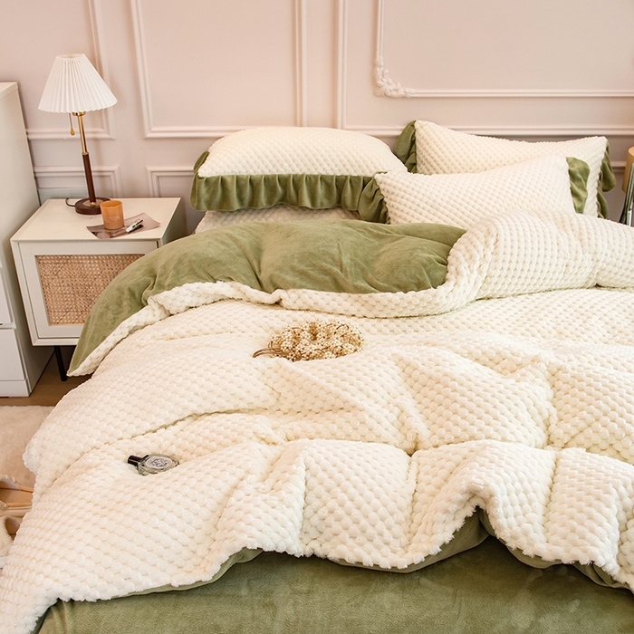 91家纺网 家纺一手货源 找家纺 摩妮卡 2025新款提花豆豆绒卡通印花牛奶绒四件套 奶白绿