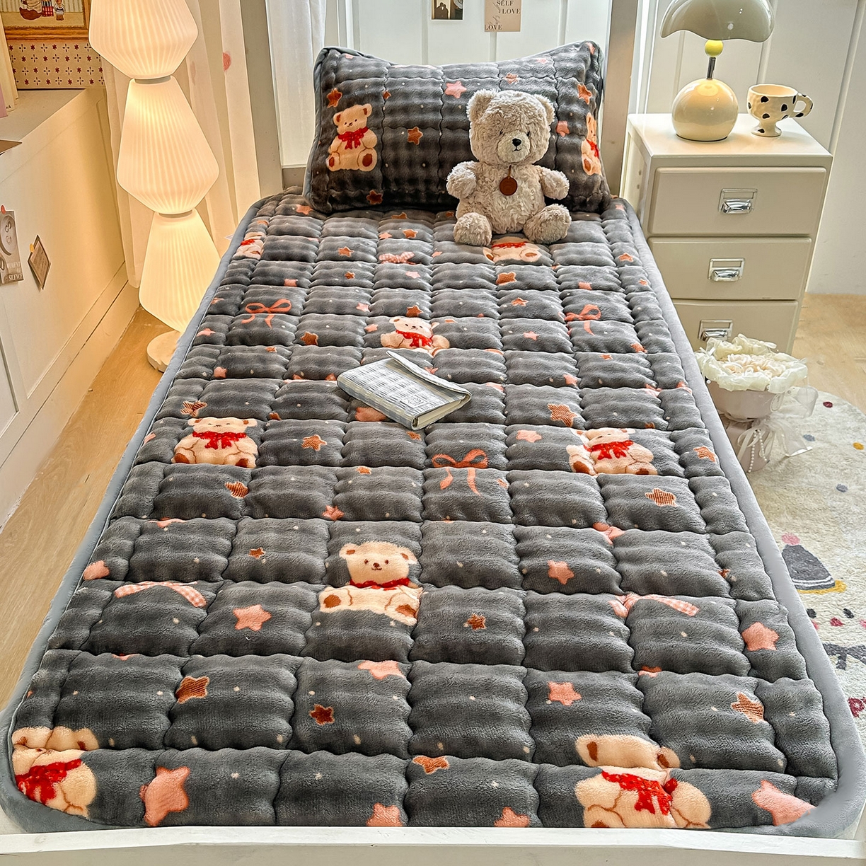 91家纺网 家纺一手货源 找家纺 眠势力 2025新款牛奶绒泡泡床褥加绒仿兔毛绒床褥子秋冬保暖珊瑚绒夹棉学生上下铺床护垫 星星小熊