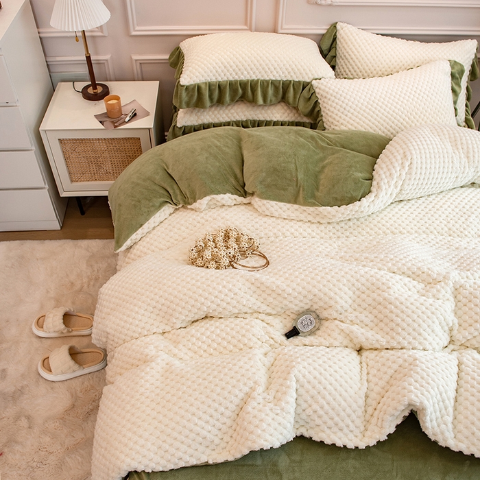 91家纺网 家纺一手货源 找家纺 摩妮卡 2025新款提花豆豆绒卡通印花牛奶绒四件套 奶白绿