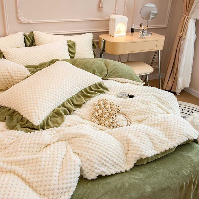 91家纺网 家纺一手货源 找家纺 摩妮卡 2025新款提花豆豆绒卡通印花牛奶绒四件套 奶白绿