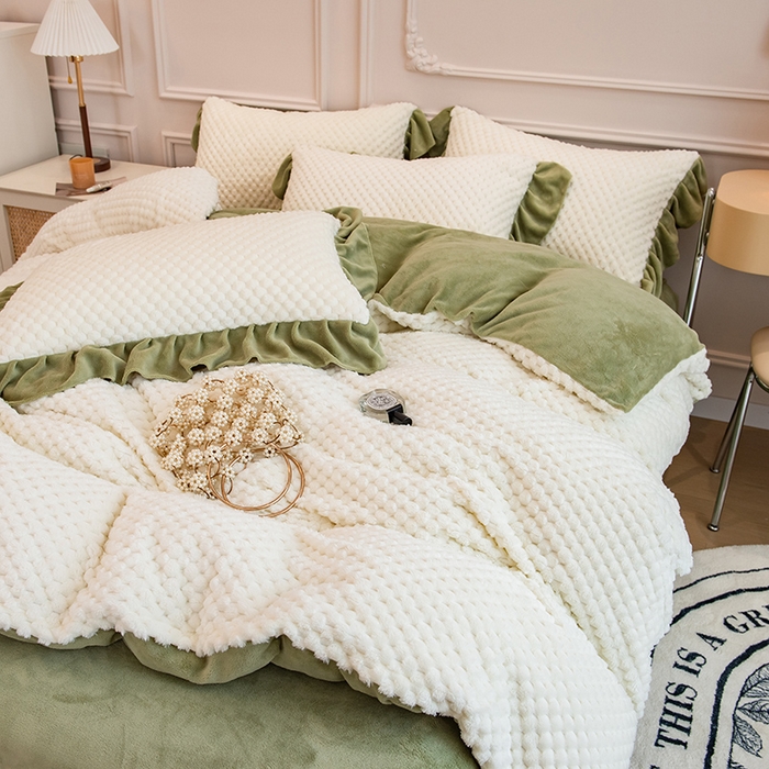 91家纺网 家纺一手货源 找家纺 摩妮卡 2025新款提花豆豆绒卡通印花牛奶绒四件套 奶白绿