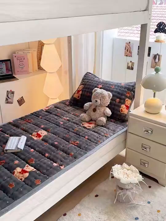 91家纺网 家纺一手货源 找家纺 眠势力 2025新款牛奶绒泡泡床褥加绒仿兔毛绒床褥子秋冬保暖珊瑚绒夹棉学生上下铺床护垫 星星小熊