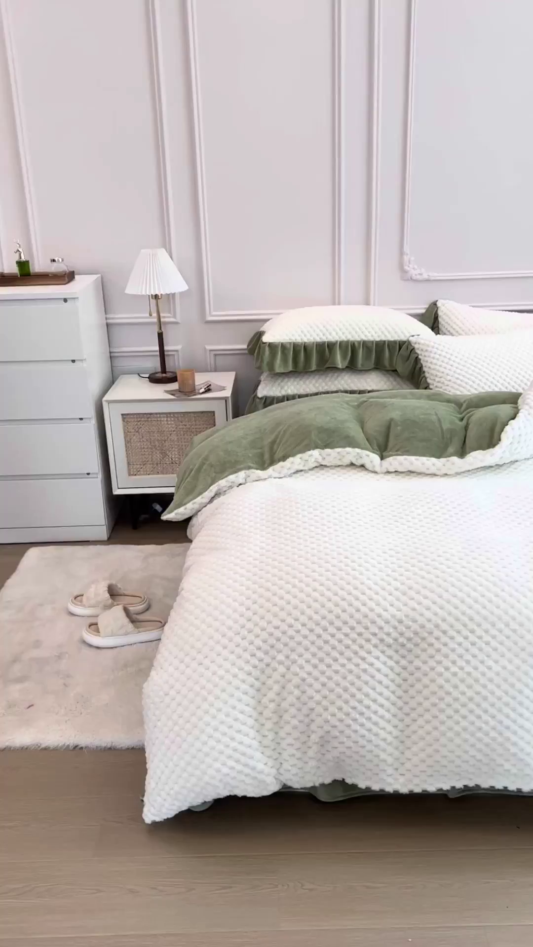 91家纺网 家纺一手货源 找家纺 摩妮卡 2025新款提花豆豆绒卡通印花牛奶绒四件套 奶白绿