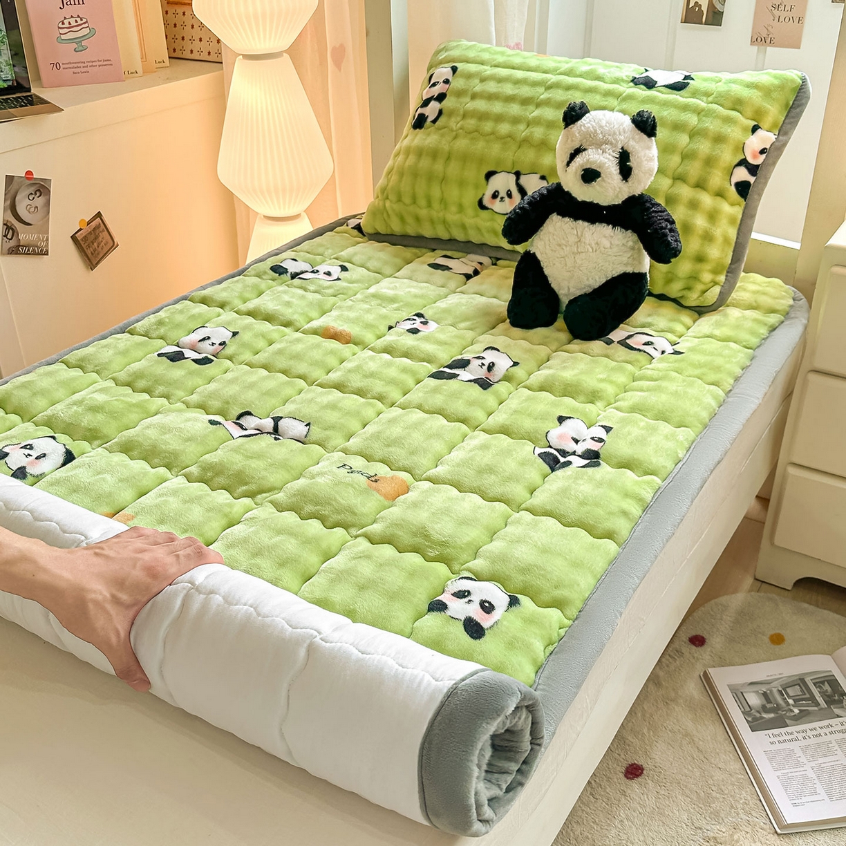 91家纺网 家纺一手货源 找家纺 眠势力 2025新款牛奶绒泡泡床褥加绒仿兔毛绒床褥子秋冬保暖珊瑚绒夹棉学生上下铺床护垫 熊猫