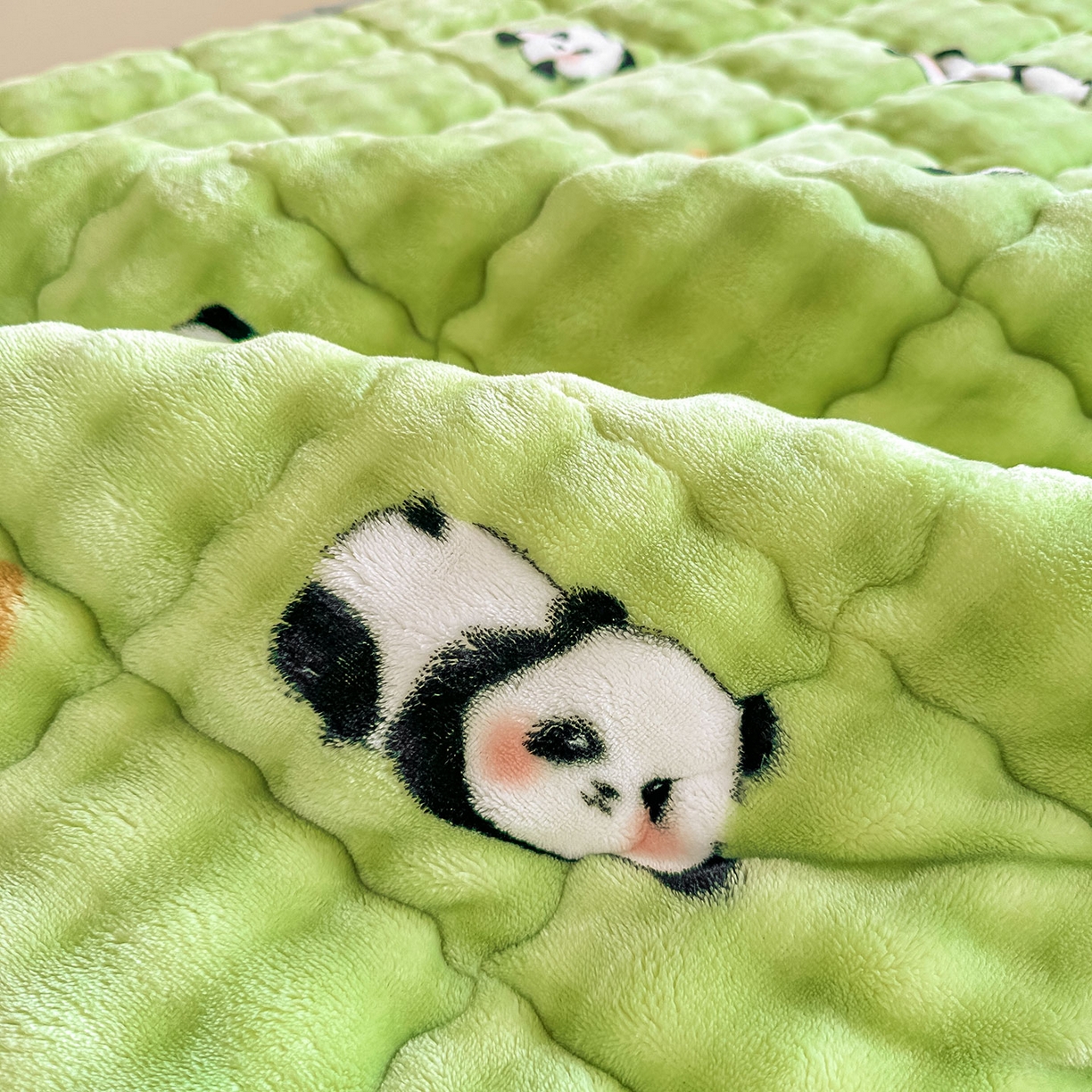 91家纺网 家纺一手货源 找家纺 眠势力 2025新款牛奶绒泡泡床褥加绒仿兔毛绒床褥子秋冬保暖珊瑚绒夹棉学生上下铺床护垫 熊猫