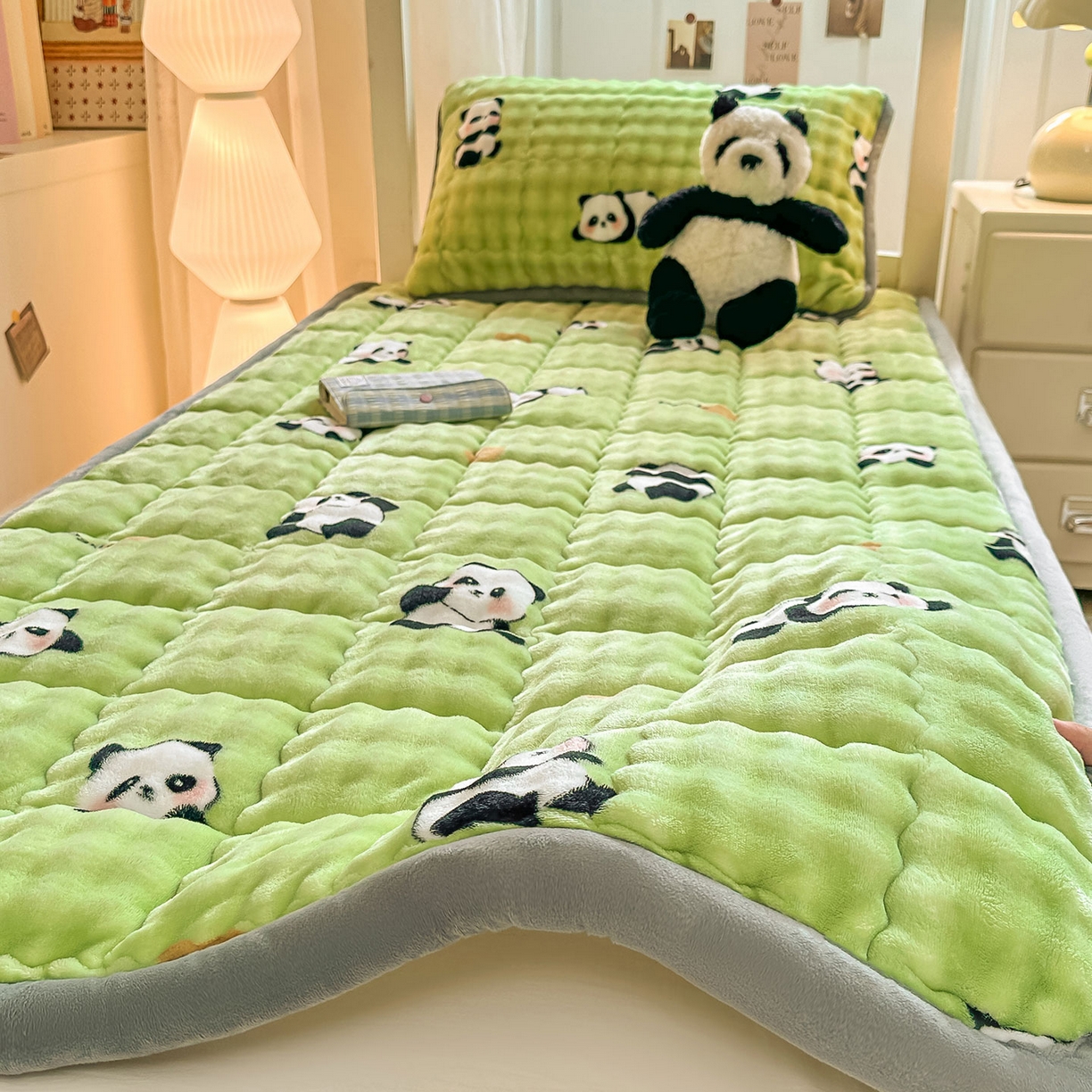 91家纺网 家纺一手货源 找家纺 眠势力 2025新款牛奶绒泡泡床褥加绒仿兔毛绒床褥子秋冬保暖珊瑚绒夹棉学生上下铺床护垫 熊猫