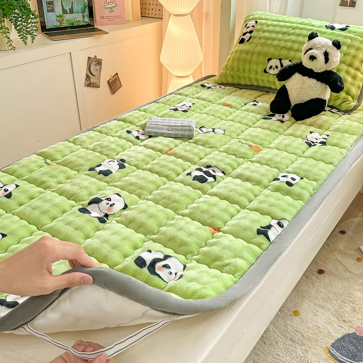 91家纺网 家纺一手货源 找家纺 眠势力 2025新款牛奶绒泡泡床褥加绒仿兔毛绒床褥子秋冬保暖珊瑚绒夹棉学生上下铺床护垫 熊猫