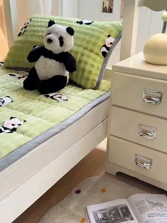 91家纺网 家纺一手货源 找家纺 眠势力 2025新款牛奶绒泡泡床褥加绒仿兔毛绒床褥子秋冬保暖珊瑚绒夹棉学生上下铺床护垫 熊猫