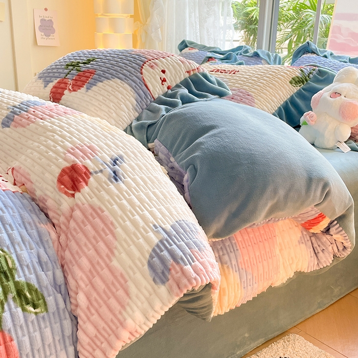 摩妮卡 2025新款提花豆豆绒卡通印花牛奶绒四件套 甜莓季节