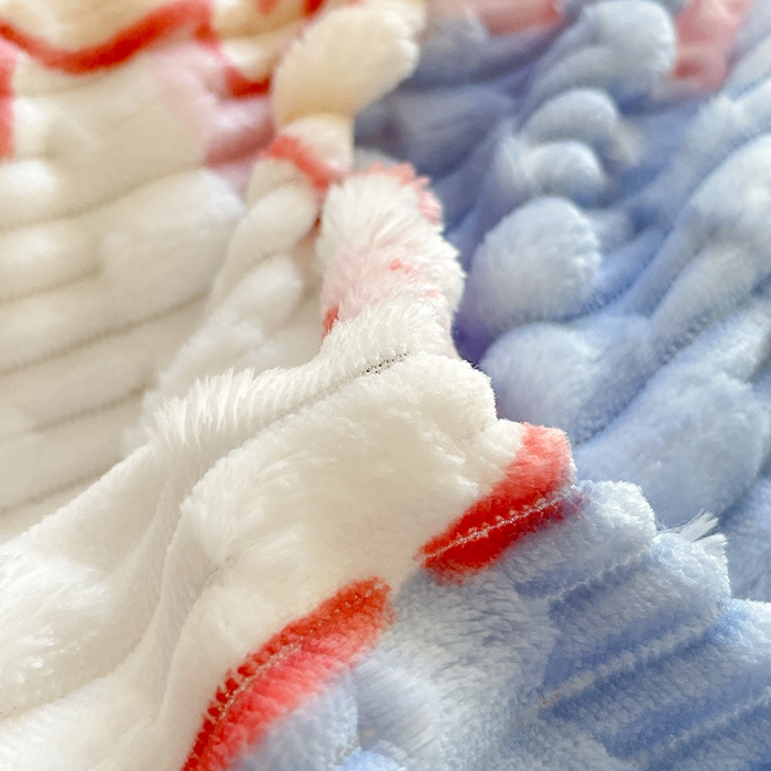 91家纺网 家纺一手货源 找家纺 摩妮卡 2025新款提花豆豆绒卡通印花牛奶绒四件套 甜莓季节