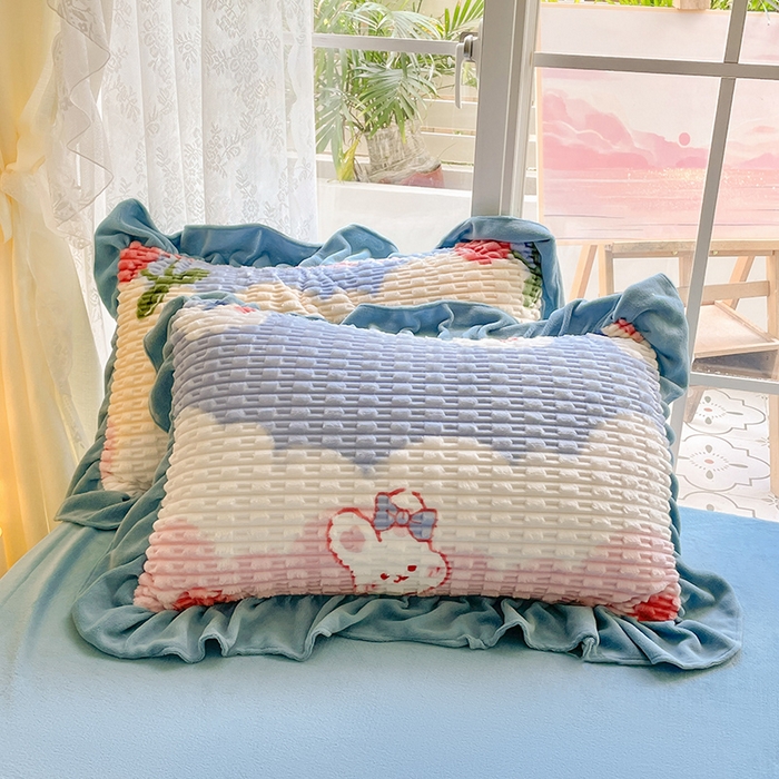 91家纺网 家纺一手货源 找家纺 摩妮卡 2025新款提花豆豆绒卡通印花牛奶绒四件套 甜莓季节