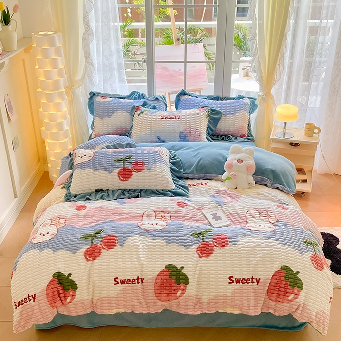 91家纺网 家纺一手货源 找家纺 摩妮卡 2025新款提花豆豆绒卡通印花牛奶绒四件套 甜莓季节