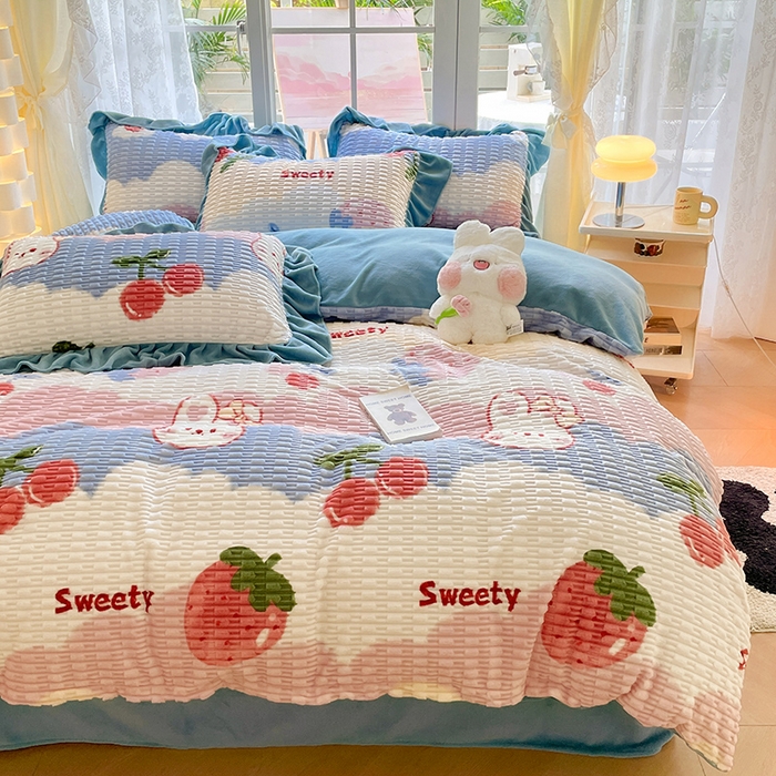 91家纺网 家纺一手货源 找家纺 摩妮卡 2025新款提花豆豆绒卡通印花牛奶绒四件套 甜莓季节