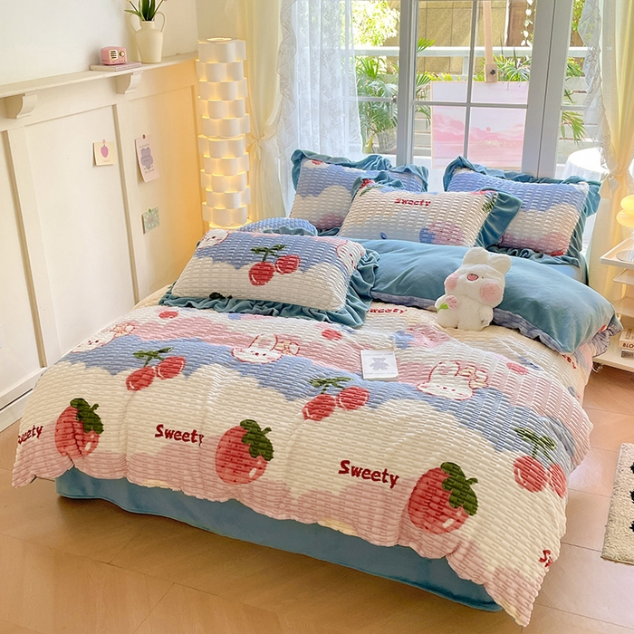 91家纺网 家纺一手货源 找家纺 摩妮卡 2025新款提花豆豆绒卡通印花牛奶绒四件套 甜莓季节