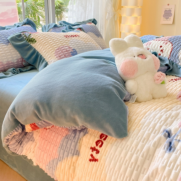 91家纺网 家纺一手货源 找家纺 摩妮卡 2025新款提花豆豆绒卡通印花牛奶绒四件套 甜莓季节