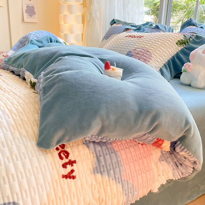 91家纺网 家纺一手货源 找家纺 摩妮卡 2025新款提花豆豆绒卡通印花牛奶绒四件套 甜莓季节