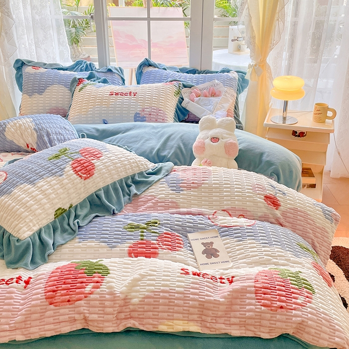 91家纺网 家纺一手货源 找家纺 摩妮卡 2025新款提花豆豆绒卡通印花牛奶绒四件套 甜莓季节