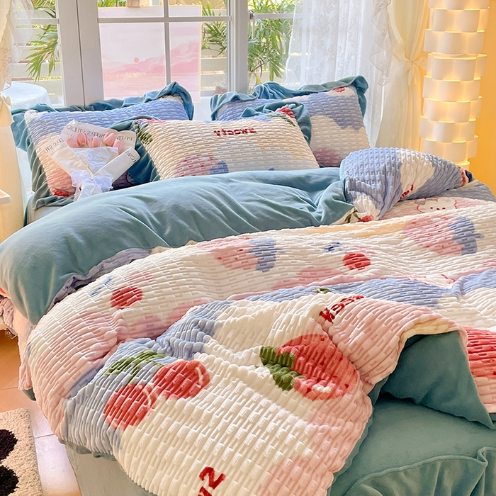 91家纺网 家纺一手货源 找家纺 摩妮卡 2025新款提花豆豆绒卡通印花牛奶绒四件套 甜莓季节