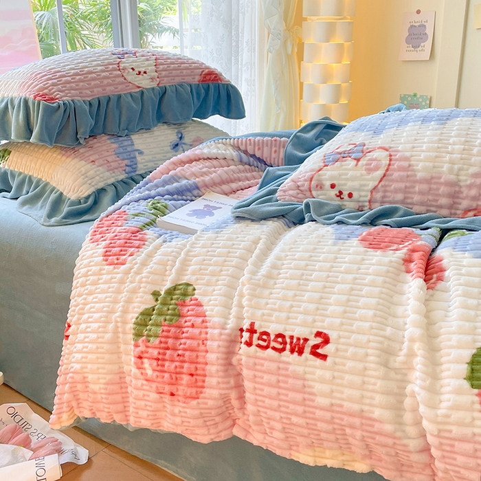 91家纺网 家纺一手货源 找家纺 摩妮卡 2025新款提花豆豆绒卡通印花牛奶绒四件套 甜莓季节