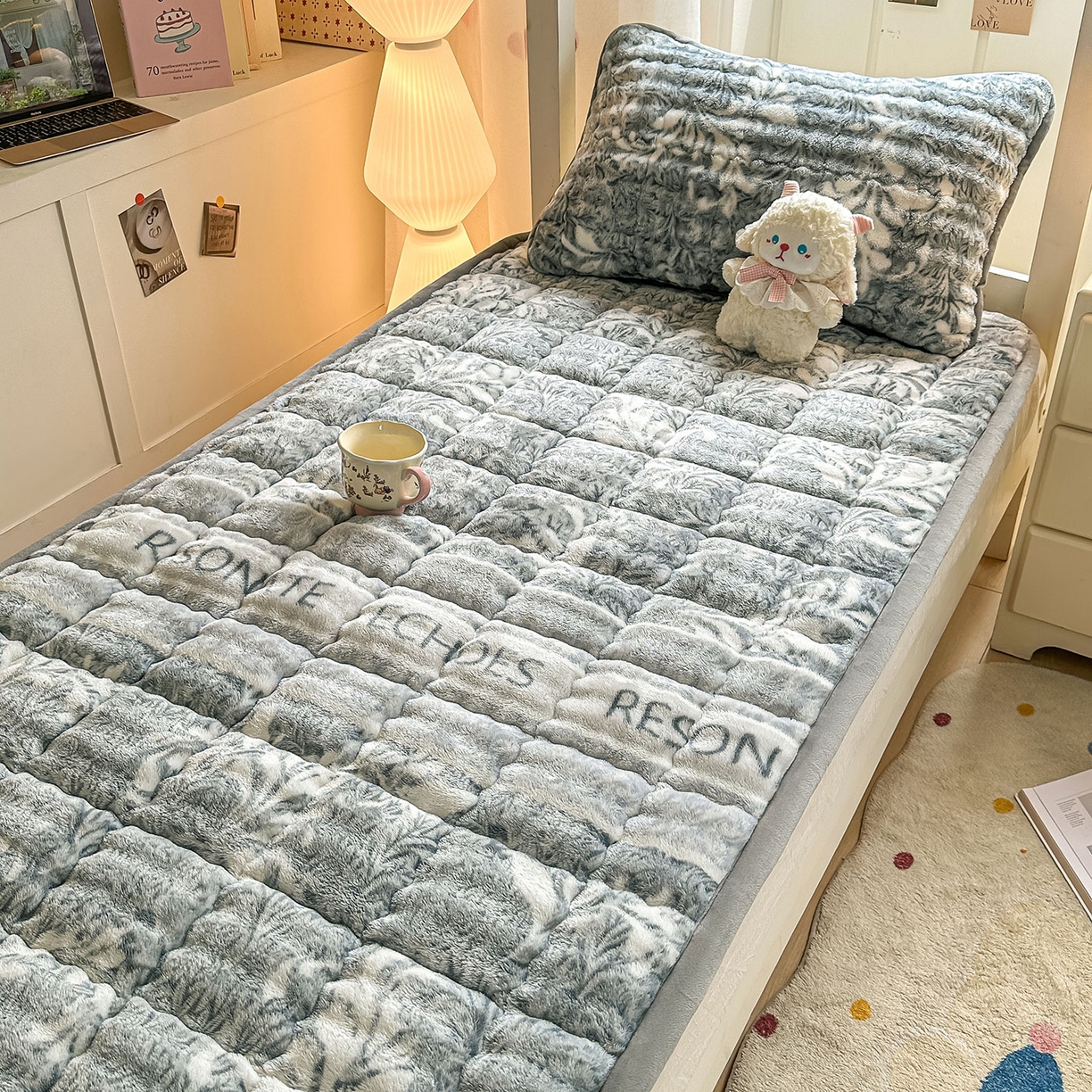 91家纺网 家纺一手货源 找家纺 眠势力 2025新款牛奶绒泡泡床褥加绒仿兔毛绒床褥子秋冬保暖珊瑚绒夹棉学生上下铺床护垫 雅韵