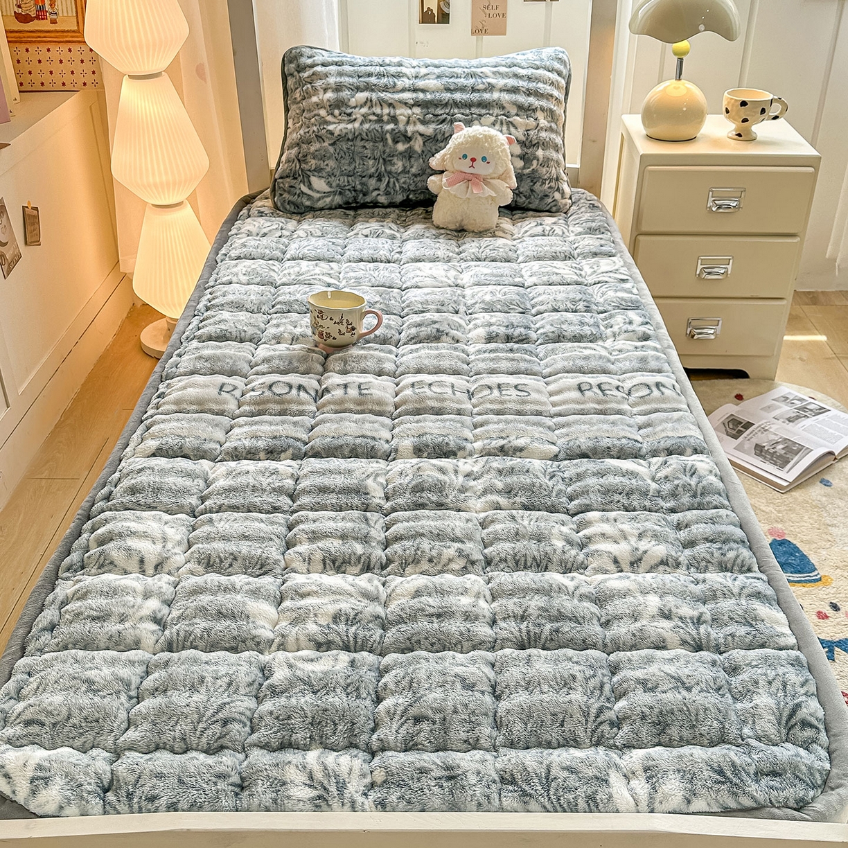 91家纺网 家纺一手货源 找家纺 眠势力 2025新款牛奶绒泡泡床褥加绒仿兔毛绒床褥子秋冬保暖珊瑚绒夹棉学生上下铺床护垫 雅韵