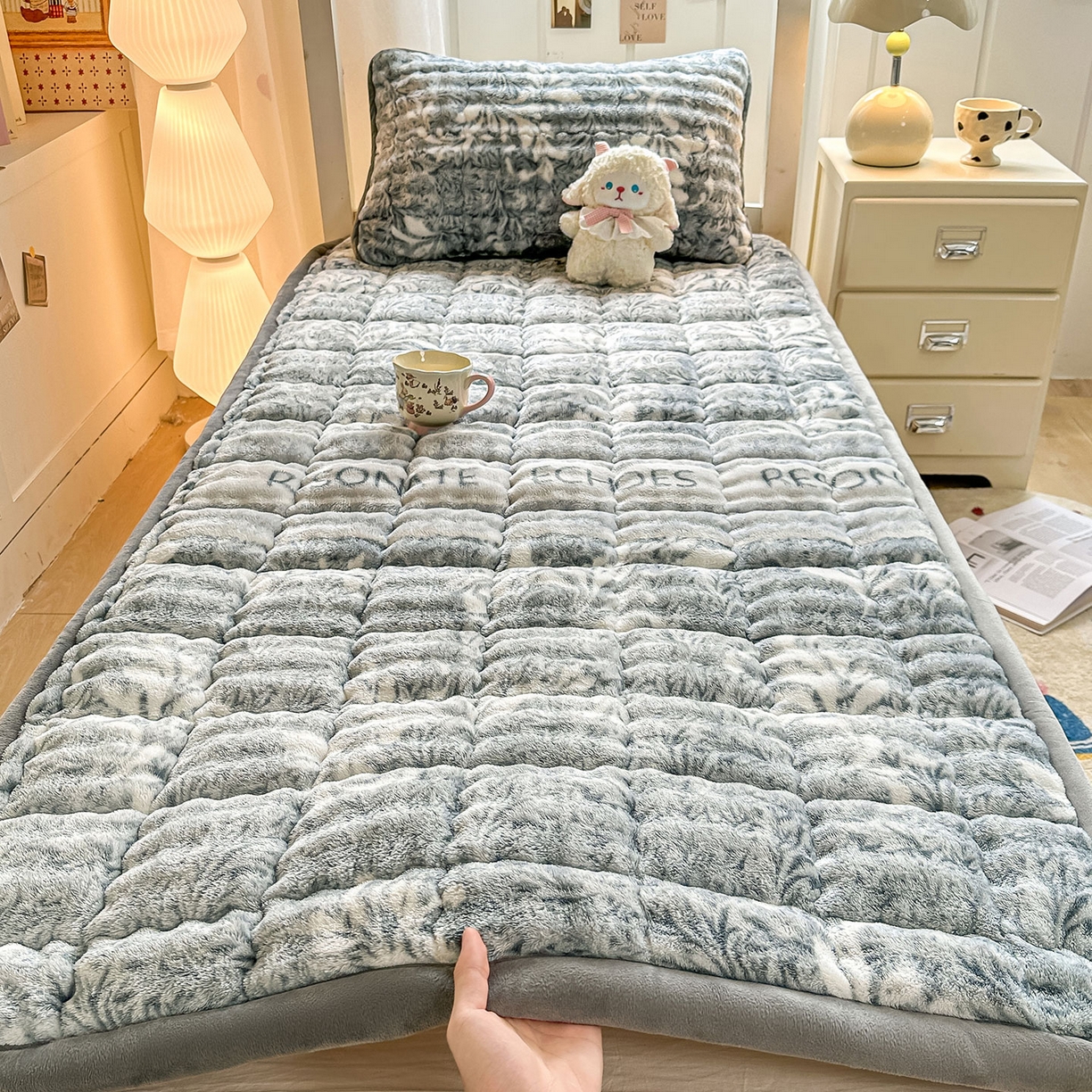 91家纺网 家纺一手货源 找家纺 眠势力 2025新款牛奶绒泡泡床褥加绒仿兔毛绒床褥子秋冬保暖珊瑚绒夹棉学生上下铺床护垫 雅韵