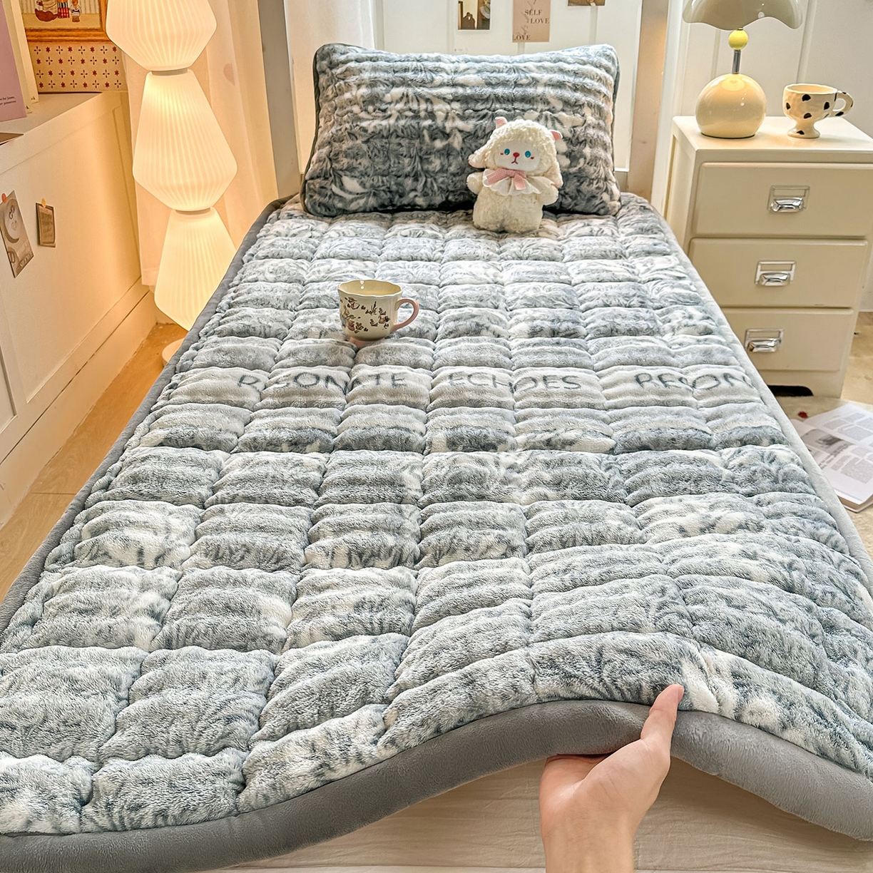 91家纺网 家纺一手货源 找家纺 眠势力 2025新款牛奶绒泡泡床褥加绒仿兔毛绒床褥子秋冬保暖珊瑚绒夹棉学生上下铺床护垫 雅韵