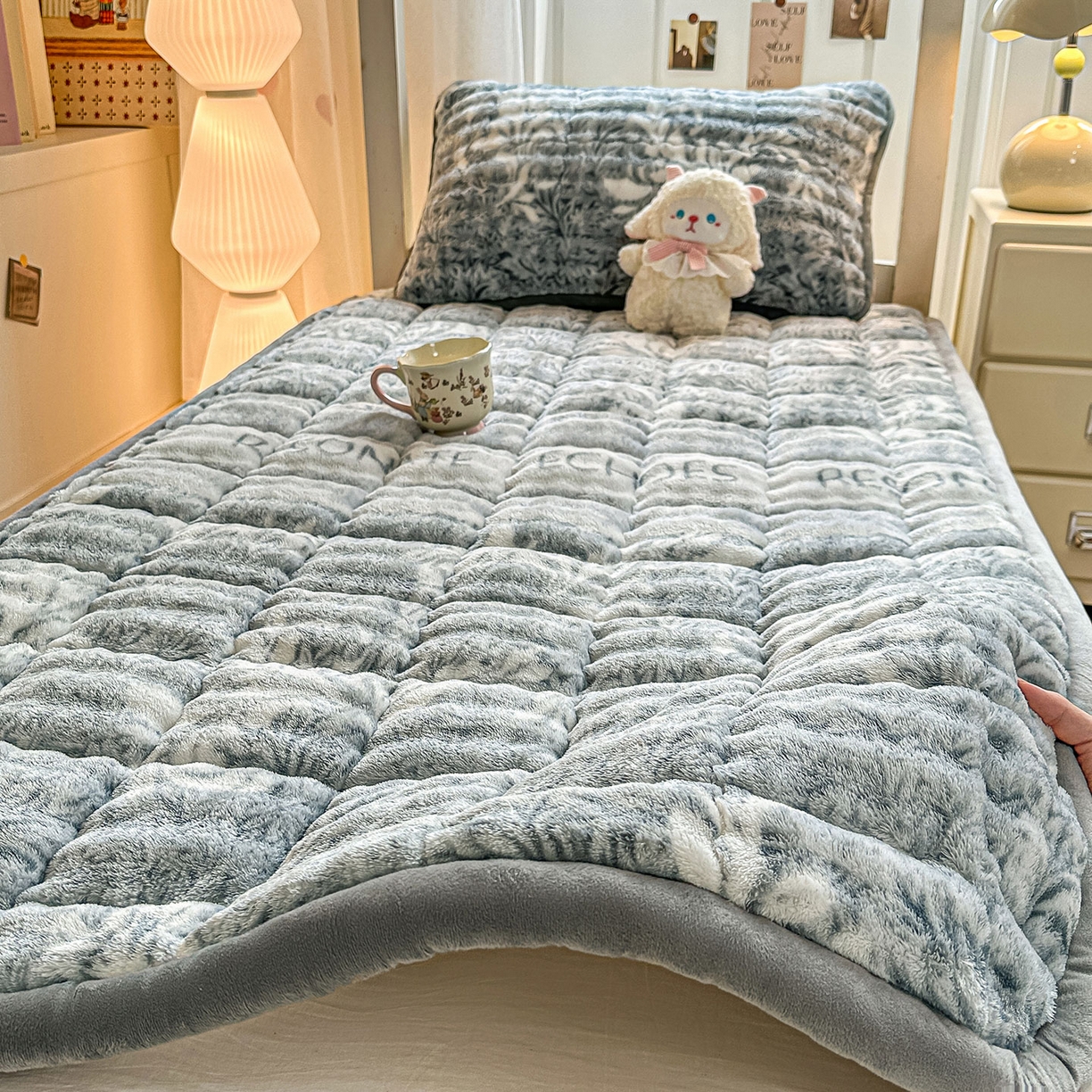 91家纺网 家纺一手货源 找家纺 眠势力 2025新款牛奶绒泡泡床褥加绒仿兔毛绒床褥子秋冬保暖珊瑚绒夹棉学生上下铺床护垫 雅韵