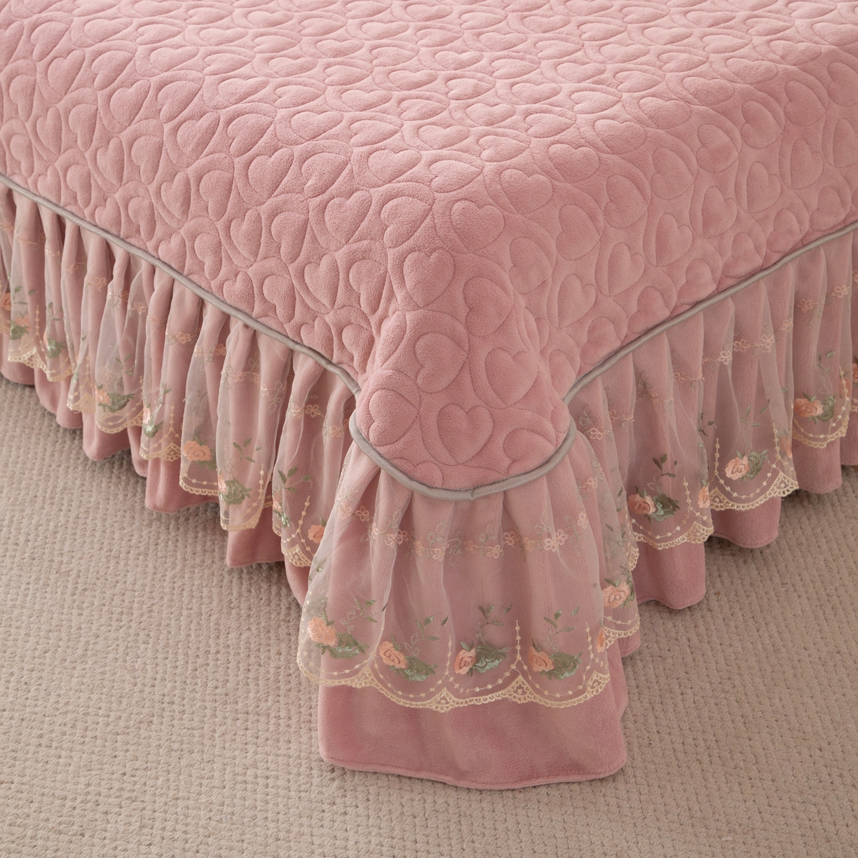 91家纺网 家纺一手货源 找家纺 能好家纺 2025新款牛奶绒刺绣床盖单床盖床盖单件 豆沙粉