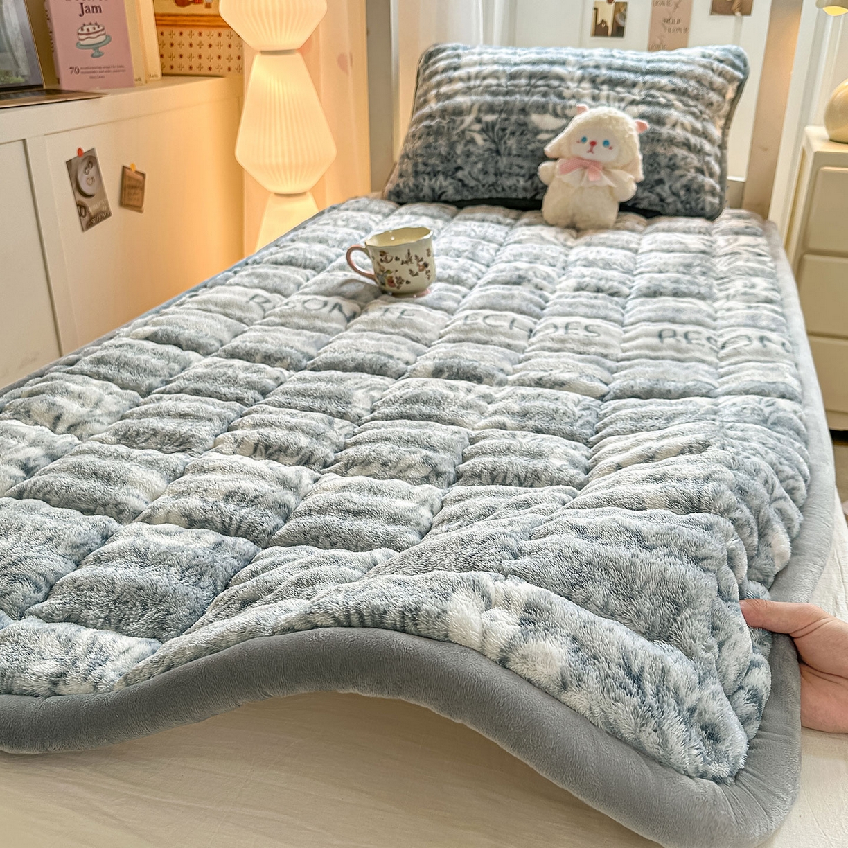 91家纺网 家纺一手货源 找家纺 眠势力 2025新款牛奶绒泡泡床褥加绒仿兔毛绒床褥子秋冬保暖珊瑚绒夹棉学生上下铺床护垫 雅韵