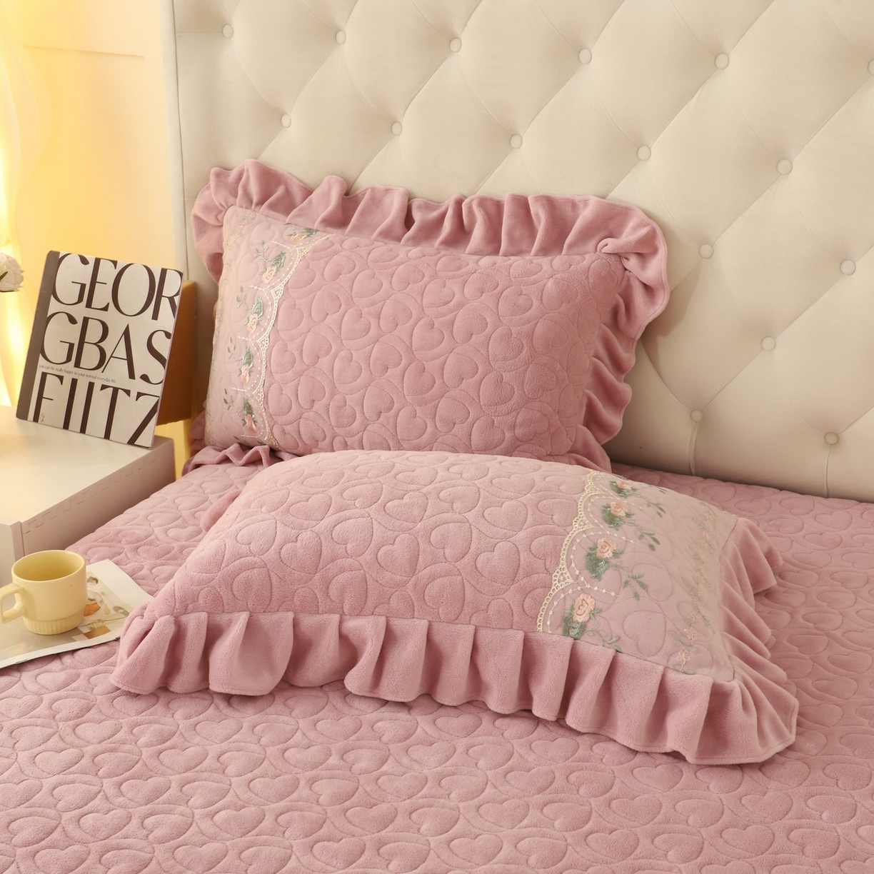 91家纺网 家纺一手货源 找家纺 能好家纺 2025新款牛奶绒刺绣床盖单床盖床盖单件 豆沙粉